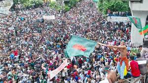 জুলাই গণ-অভ্যুত্থানে আহত ঢাকা বিশ্ববিদ্যালয়ের শিক্ষার্থী ও শহীদদের পরিবারকে আর্থিক সহায়তা দিল সাদা দল। জানুন আহত শিক্ষার্থীদের তালিকা, সাদা দলের ভূমিকা ও জুলাই অভ্যুত্থানের পটভূমি।