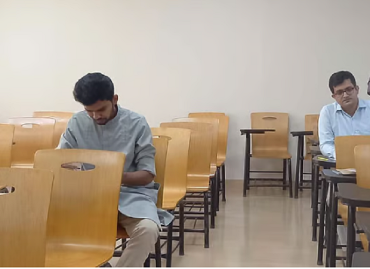 উপদেষ্টা আসিফ মাহমুদ সজীব ভুঁইয়া নর্থ সাউথ ইউনিভার্সিটিতে ভর্তি পরীক্ষায় অংশ